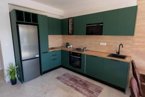 Kuchyň nebo kuchyňský kout v ubytování Three-Bedroom Premium Holiday Home Atmosfera with Private Pool&Sauna