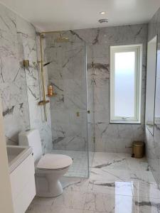 Ένα μπάνιο στο Villa Blomberg