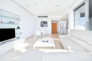 TV a/nebo společenská místnost v ubytování Park Tzameret 3BR Panoramic by HolyGuest