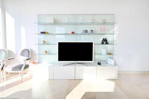 TV a/nebo společenská místnost v ubytování Park Tzameret 3BR Panoramic by HolyGuest