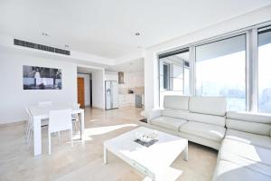 Χώρος καθιστικού στο Park Tzameret 3BR Panoramic by HolyGuest