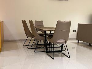 eine Gruppe von Stühlen und einem Tisch in einem Zimmer in der Unterkunft شاليهات حائط حجري in Riad