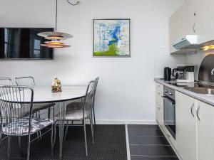 uma cozinha com mesa e cadeiras num quarto em 5 person holiday home in R m em Sønderby