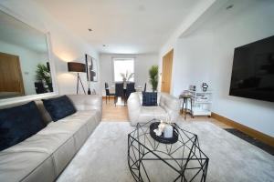 a living room with a couch and a table at Cosy Home- Sleeps 5+City Centre+ Netflix+Free Park in Birmingham