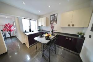 a kitchen with a island in the middle of a room at Cosy Home- Sleeps 5+City Centre+ Netflix+Free Park in Birmingham