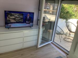 Μια τηλεόραση ή/και κέντρο ψυχαγωγίας στο Apartment 877-2