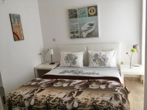 1 dormitorio con 1 cama con 2 almohadas en Villa Evita , penthouse, 53m2 ,Athytos 450m from the beach, en Afitos