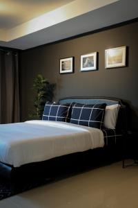 sypialnia z łóżkiem z niebiesko-białymi poduszkami w obiekcie Black Turtle w mieście Koh Lone