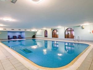 a large swimming pool in a hotel room at Mallard Cottage Lake District, Leisure Spa Pool & Gym in Penruddock