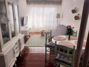 a living room with a table and a couch at Apartamento En Camino - NEST Milladoiro in Milladoiro