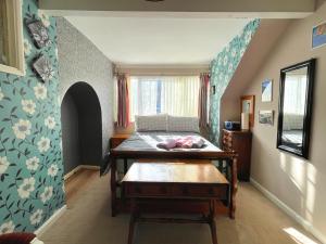 Ένα ή περισσότερα κρεβάτια σε δωμάτιο στο Sheffield's 3BR Retreat