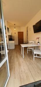a living room with a table and a kitchen at Apartament 2 przy Termach Cieplickich in Jelenia Góra