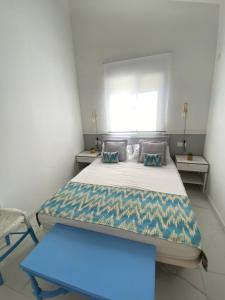 Un dormitorio con una cama grande y una ventana en PEPE, en Denia