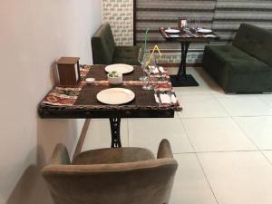 een tafel en een stoel in de woonkamer bij Eco soffia Hotel in Baku