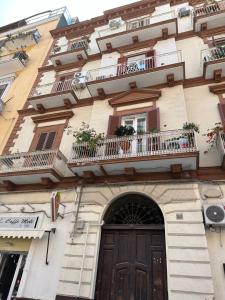 un edificio con porta e balcone di Casa Principe Amedeo 302 a Bari