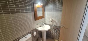 ein Badezimmer mit Waschbecken und Spiegel in der Unterkunft Apartamento La Palma Corralejo in Corralejo