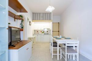 cocina con mesa y sillas en Appartamento Turchese PT - MyHo Casa, en Alba Adriatica