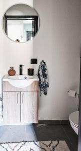 La salle de bains est pourvue d'un lavabo et d'un miroir. dans l'établissement Cozy Mountain Cottage with beautiful views & Sauna, à Beitostøl