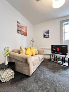un soggiorno con divano e TV a schermo piatto di Little Dockray 1 Bed Apartment a Penrith