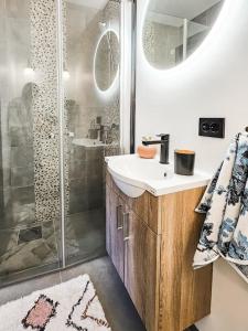 Vannituba majutusasutuses Cozy Mountain Cottage with beautiful views & Sauna