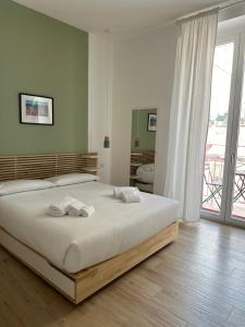 una camera da letto con un letto e due asciugamani di Casa Principe Amedeo 302 a Bari