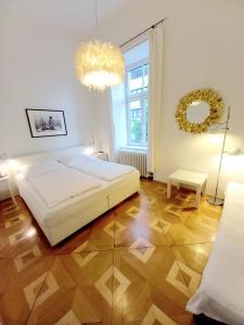 a bedroom with a white bed and a mirror at WOLKE, Apartment oder Doppelzimmer, Zentrum, am Fluss, Parkplatz in Bad Ischl