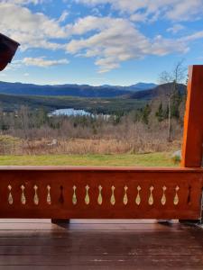 een bank op een veranda met uitzicht op de bergen bij Springaren - cabin close to Gaustatoppen in Tuddal