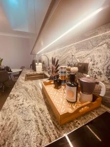 Amazing Newly Refurbished Mews House in W1 في لندن: مطبخ مع كونتر توب مع صانعي القهوة عليه