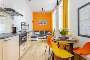 kuchnia i jadalnia ze stołem i krzesłami w obiekcie Apartament Fair Targi Dworzec POZNAŃ Gąsiorowskich w Poznaniu
