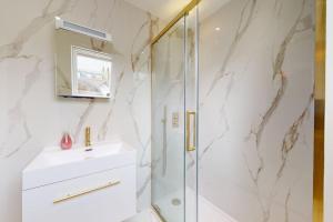 A bathroom at Amazing Newly Refurbished Mews House in W1