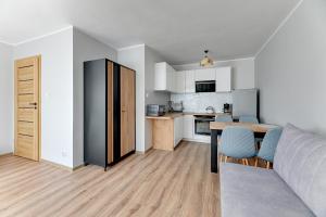 sala de estar con cocina y comedor en Wejhera by Comfort Apartments, en Jelitkowo