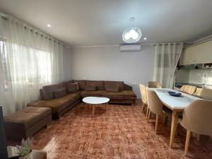 Posezení v ubytování Private House Shkoder + 1 fotografie