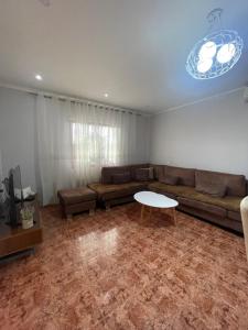 ein Wohnzimmer mit einem Sofa und einem Tisch in der Unterkunft Private House Shkoder in Shkodra