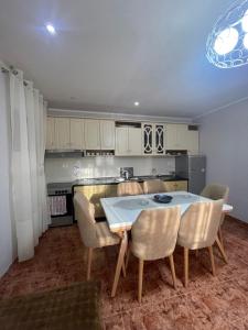 eine Küche mit einem Tisch und Stühlen im Zimmer in der Unterkunft Private House Shkoder in Shkodra