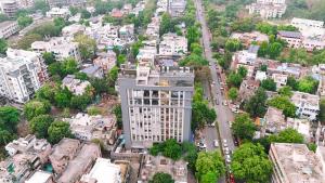 eine Luftansicht einer Stadt mit Gebäuden in der Unterkunft Enrise by Sayaji Nagpur in Nagpur