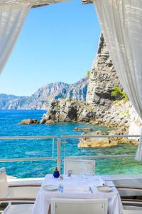 a table on a boat with a view of the ocean at Grand Hotel Tritone in Praiano