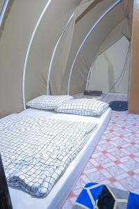 Bett in einem Zelt in einem Zimmer in der Unterkunft Pandawa camp in Palayangan