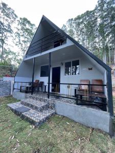 una casa pequeña con techo inclinado en IInfinity Kodaikanal en Kūkkāl