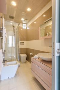 Casa Iole a Boccadasse - Genovainrelax في جينوا: حمام مع حوض ومغسلة ومرحاض