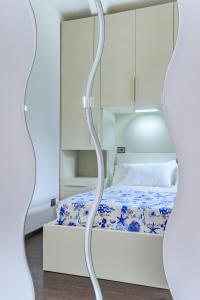 Casa Iole a Boccadasse - Genovainrelax في جينوا: غرفة نوم بسرير ومرآة