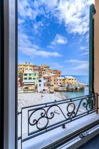 widok na plażę z balkonu miasta w obiekcie Casa Iole a Boccadasse - Genovainrelax w Genui