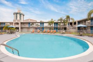 a large swimming pool in front of a resort at Howard Johnson by Wyndham Orlando-International Drive in Orlando