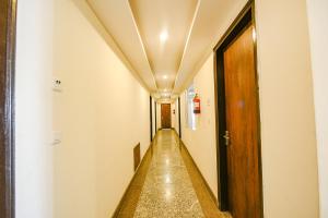 un largo pasillo con un pasillo en FabHotel Jaswinder Bhawan en Haridwār