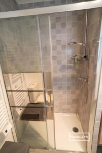 Łazienka w obiekcie T2 climatisé avec WIFI et piscine
