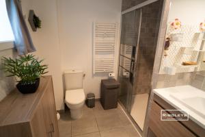Łazienka w obiekcie T2 climatisé avec WIFI et piscine