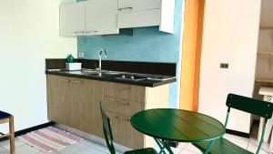 Køkken eller tekøkken på Palme 1C - Marcelli, monolocale con giardino, Residence Le Palme