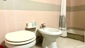 Et badeværelse på Palme 1C - Marcelli, monolocale con giardino, Residence Le Palme