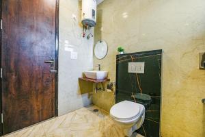 Koupelna v ubytování FabHotel Jaswinder Bhawan