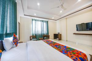 Postel nebo postele na pokoji v ubytování FabHotel Jaswinder Bhawan