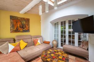 sala de estar con sofá y TV de pantalla plana en Villa Provence au calme avec piscine en Toulon